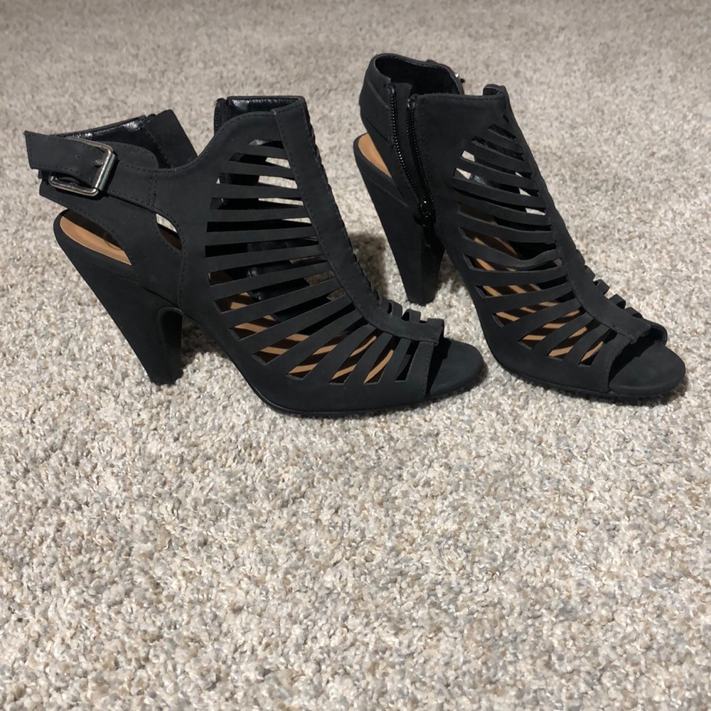 Black heel shoes
